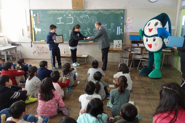 三条市立西鱈田小学校でエコクラス認定証交付式