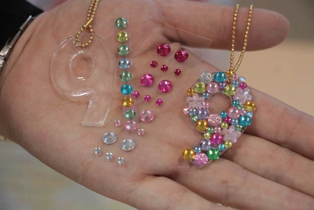 道の駅燕三条地場産センターで行っている「豪華な9制作体験」は左のアクリル板をデコって右のように完成