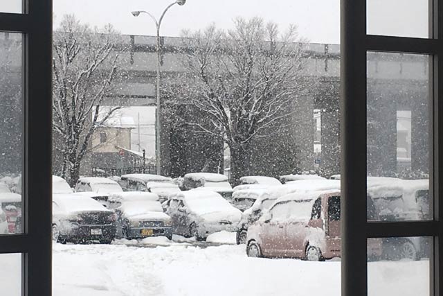 午前11時40分ころ燕三条駅付近で激しく降る雪