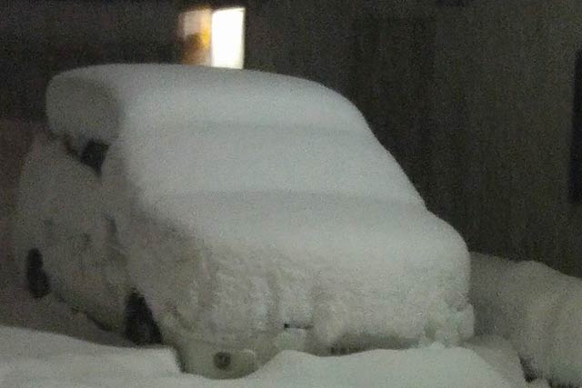 加茂市で一晩で車に積もった雪