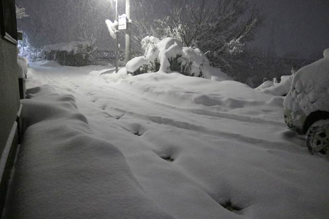 5日の日中にきれいに除雪された燕市内の道路も6日午前2時には再び除雪が必要なほどの積雪に