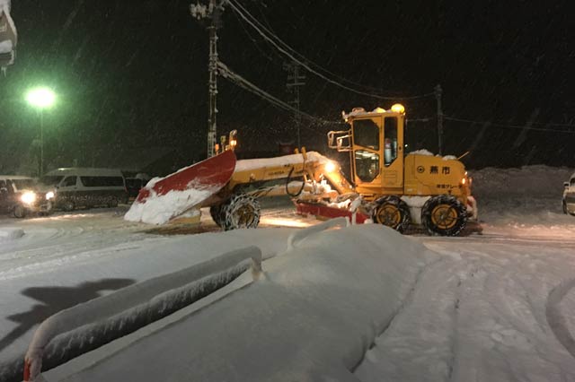 5日午後11時ころ燕市東太田で作業する除雪車