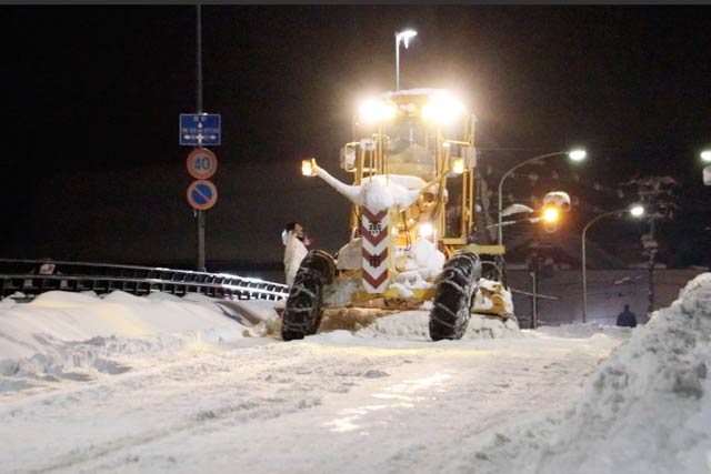 中央橋の上の圧雪をグレーダーではぐ