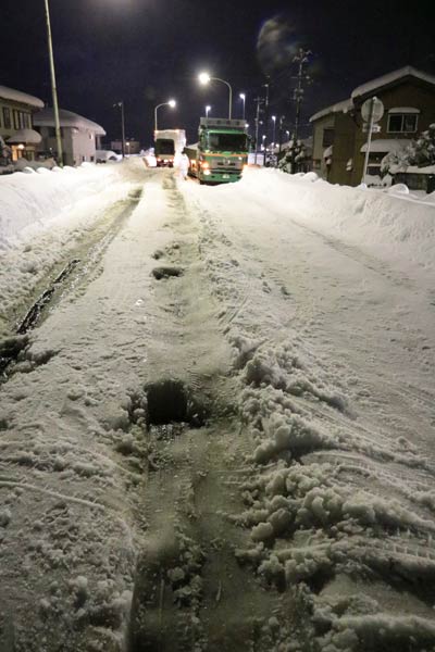圧雪にできた深いへこみ