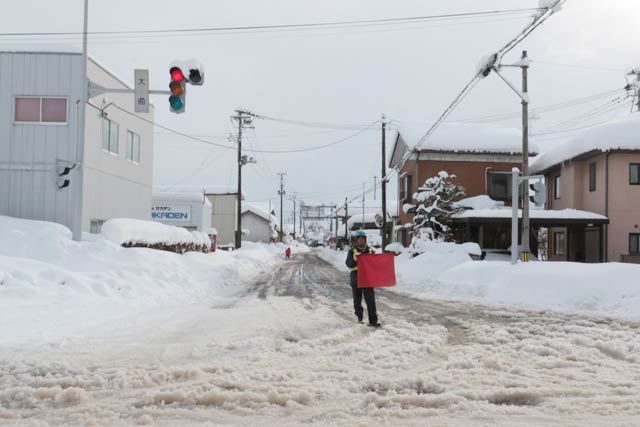 通行止めにして除雪が行われている主要地方道燕地蔵堂線の「大曲」交差点側