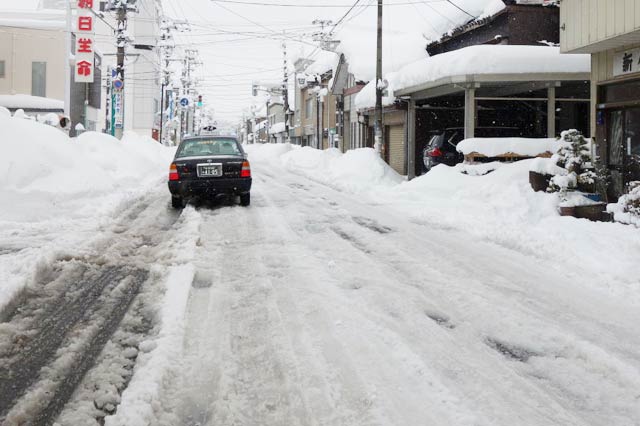 消雪パイプの水が出なくなって圧雪になった東三条商店街の通り