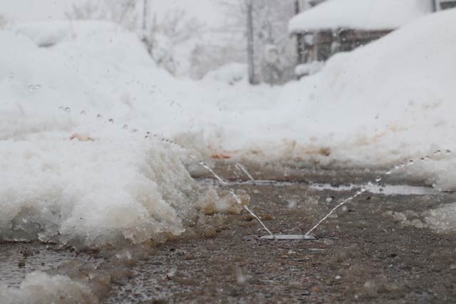 写真奥にも消雪パイプが敷設されているが水が出ず道路が雪に覆われている（8日午前11時20分ころ燕市南町）