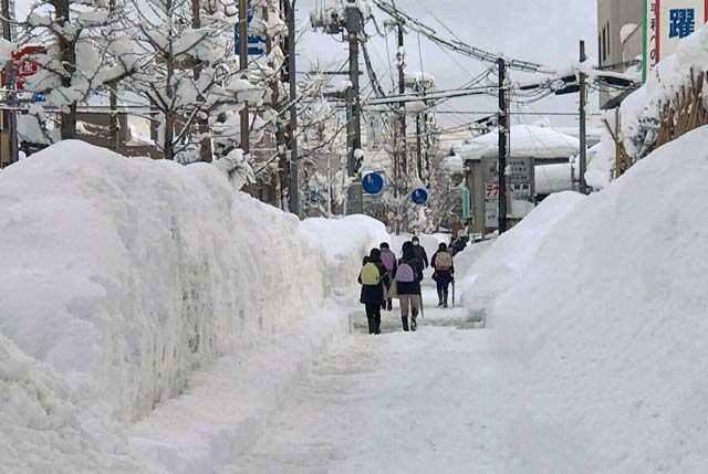 三条市役所前の歩道はまるで豪雪地のような雪の壁
