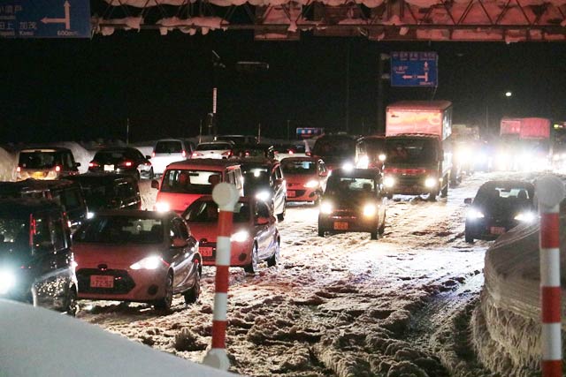 須頃(三)南交差点の石上大橋側の坂は両方向とも大渋滞