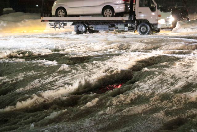 ケーズデンキ燕三条店角の交差点は次々と車が立ち往生するひどい圧雪