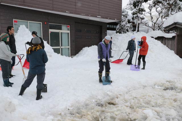 玉川堂では仕事をストップして社員総出で除雪作業