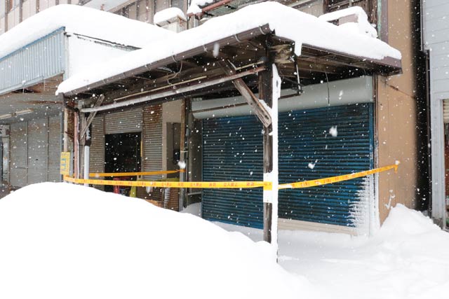 がん木が雪でつぶれそうになった空き家