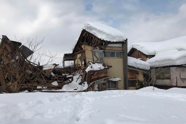 一部が倒壊した下田地区の元割烹旅館