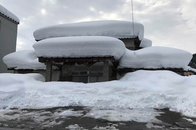 倒壊しなかった正面玄関部分の屋根は2メートル近い積雪