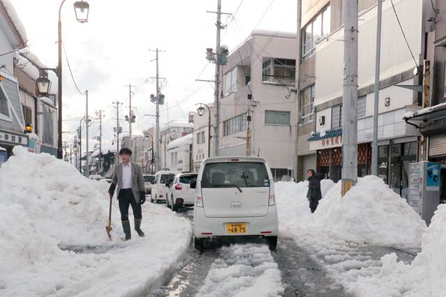 商店主らが除雪作業