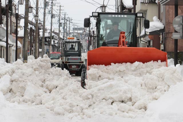 10日に燕市燕地区の商店街で行われた排雪作業