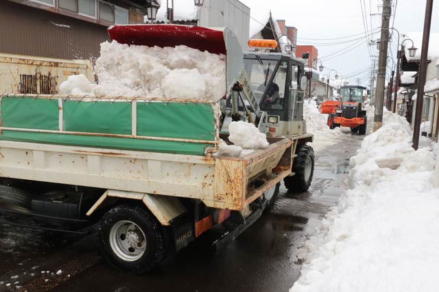 除雪した雪ダンプカーに積む