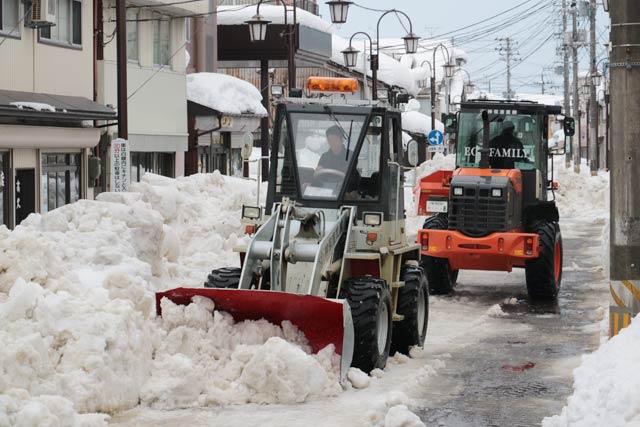 2台の除雪車が連携して除雪