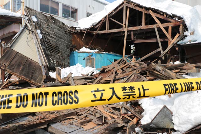 倒壊した建物