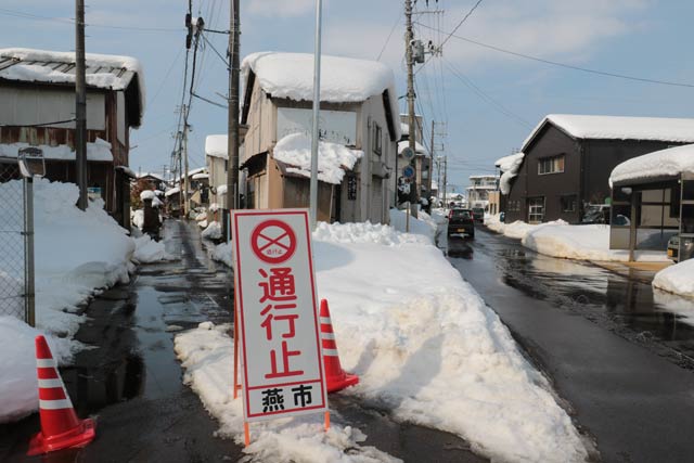 手前が燕庁舎方向でこのY字路を左に入ったところにある建物が倒壊