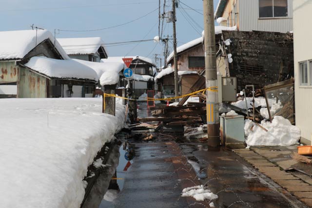 倒壊した建物は道路に向かって崩れた