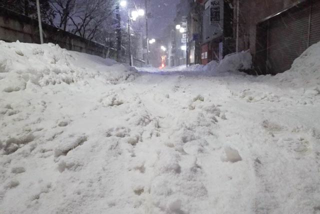 融雪水が出なくなって積雪で立ち往生する車が続出の本寺小路かいわい