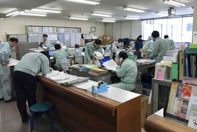 対応に追われる三条市役所建設課（11日13時ころ）