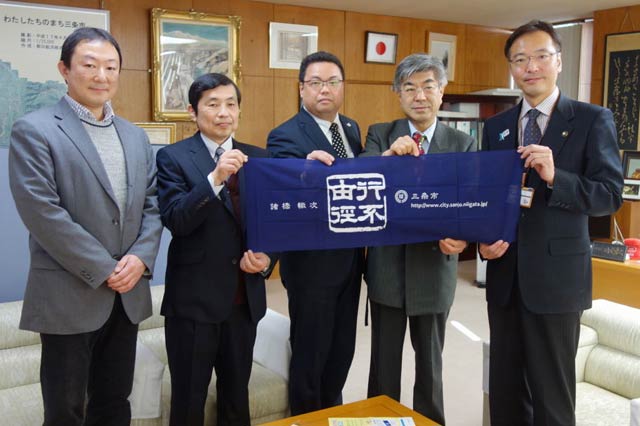 左からNPO三条市成人式サポート協会の小林事務局長、渡辺副代表、大野副代表、松永代表、国定市長