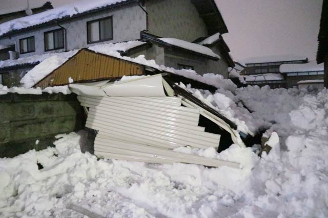 倒壊した燕市砂小塚地内の小屋