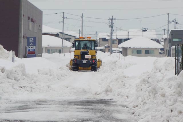 終日、市内を走る除雪車