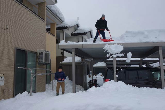 雪下ろしをする男性
