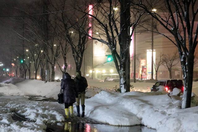 吹雪になった11日午後10時半ころのイオン県央店付近
