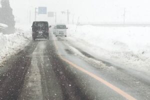 12日午後2時半ころ吹雪の新潟県道1号新潟小須戸三条線、三条市三貫地新田地内