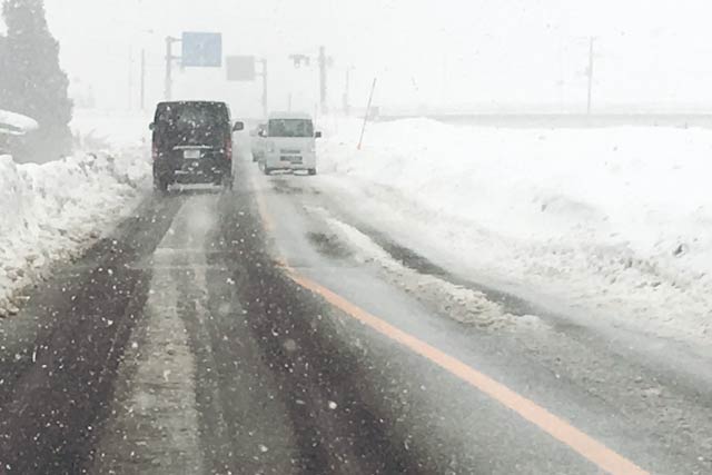 12日午後2時半ころ吹雪の新潟県道1号新潟小須戸三条線、三条市三貫地新田地内