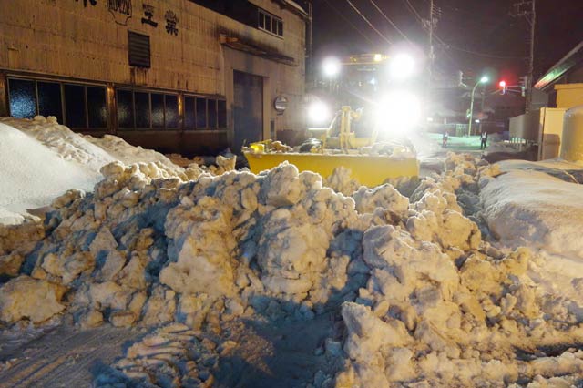 夜を徹して行われている除雪作業