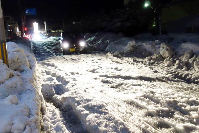 イオン三条店わきのひどい圧雪