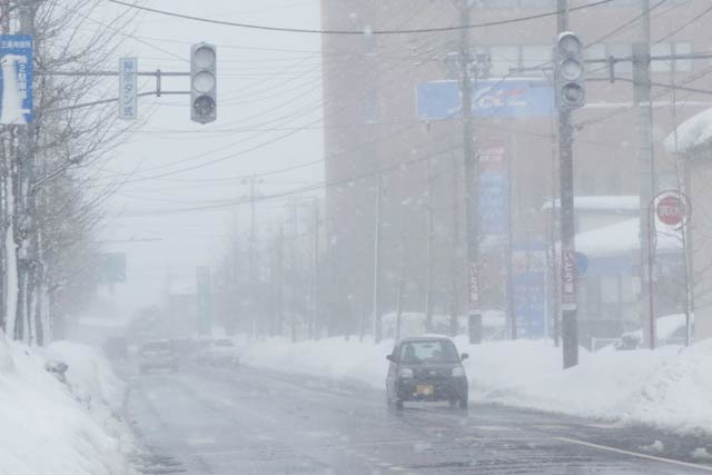 三条市役所前の押しボタン式真吾機は雪が張り付いて点灯している色が確認しづらい