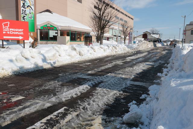 イオン県央前の道路の圧雪がついにはがれた