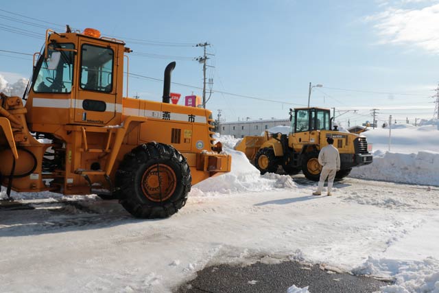 除雪車2台でイオン周辺の除雪作業