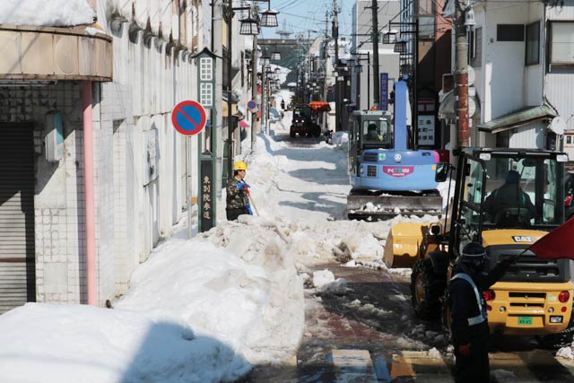 除雪車が連なっての除雪作業は圧巻