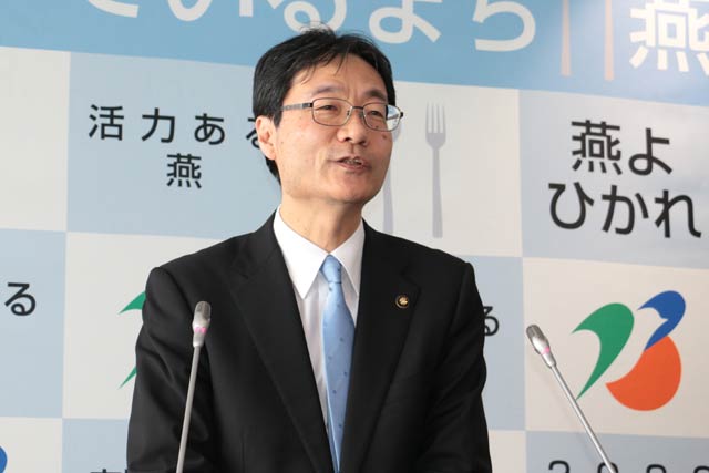 平成30年度当初予算案を発表する鈴木燕市長