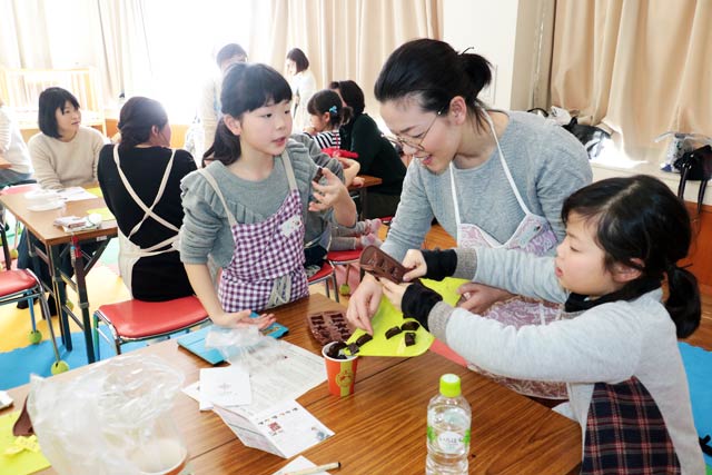燕市児童研修館「こどもの森」で開かれた「自分で作る！ローチョコレート講座」
