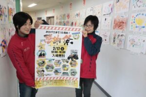 17日に感謝祭が開かれる三条パール金属スタジアムの館内にはすでに子どもたちの絵画がいっぱい