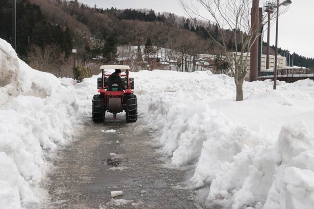 来場者のために駐車場の除雪作業