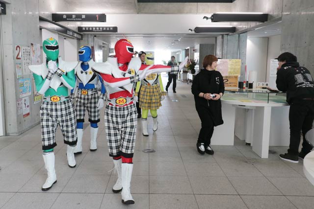 燕市役所内を巡回