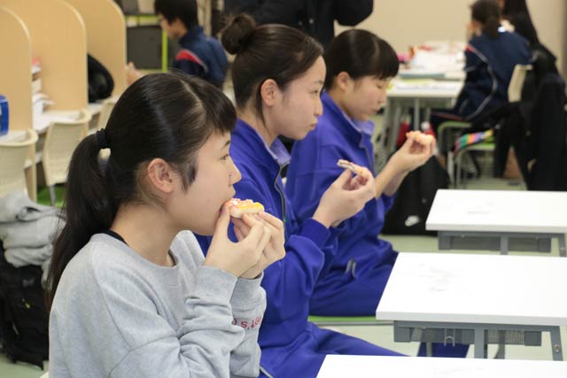 生菓子の天神講菓子を頭が良くなるように道真の頭から食べる