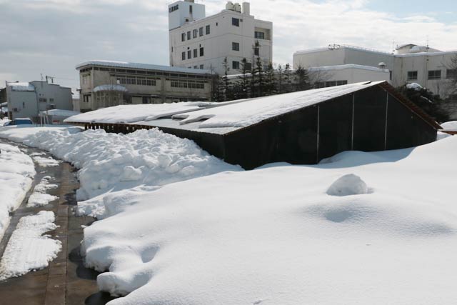 除雪作業前日14日は雪に埋もれていた
