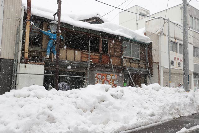13日行われた雪の中で防護ネットを張る作業