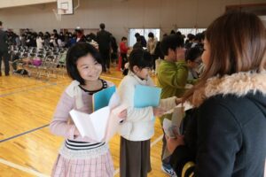 弥彦小4年生が二分の一成人式で10年に感謝