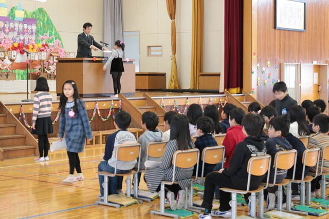 大石校長から4年生一人ひとりの二分の一証書を授与